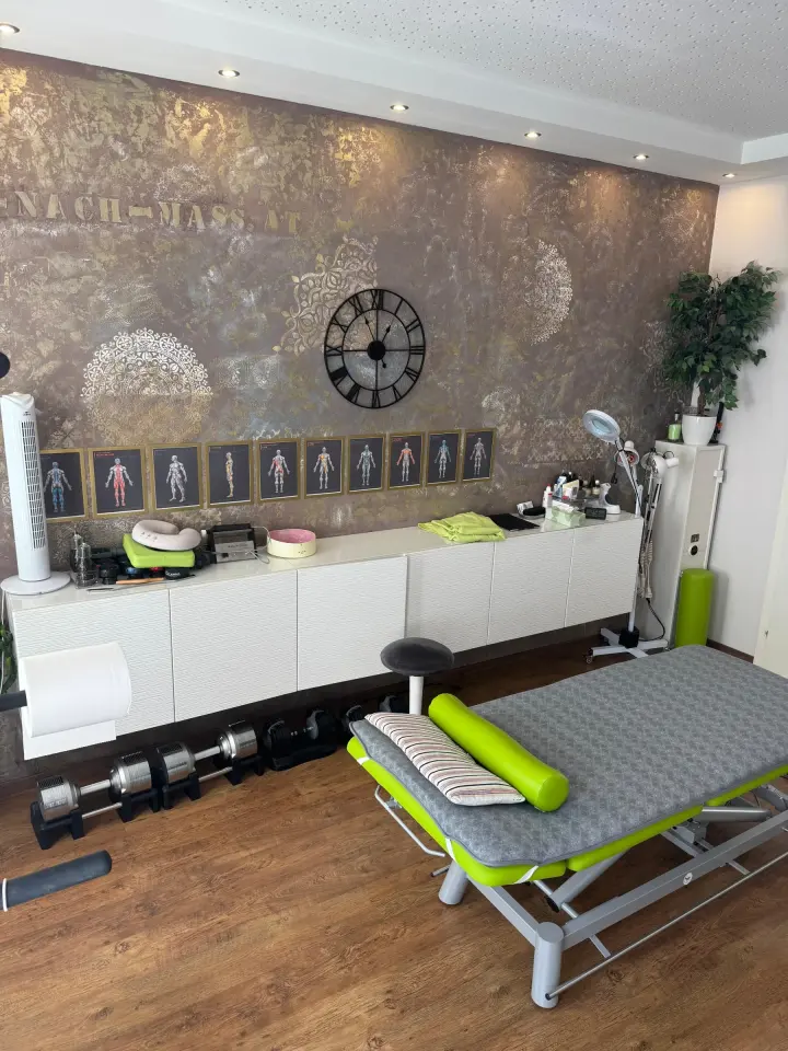 Aktueller Behandlungsraum mit Massageliege aus einem zweiten Blickwinkel
