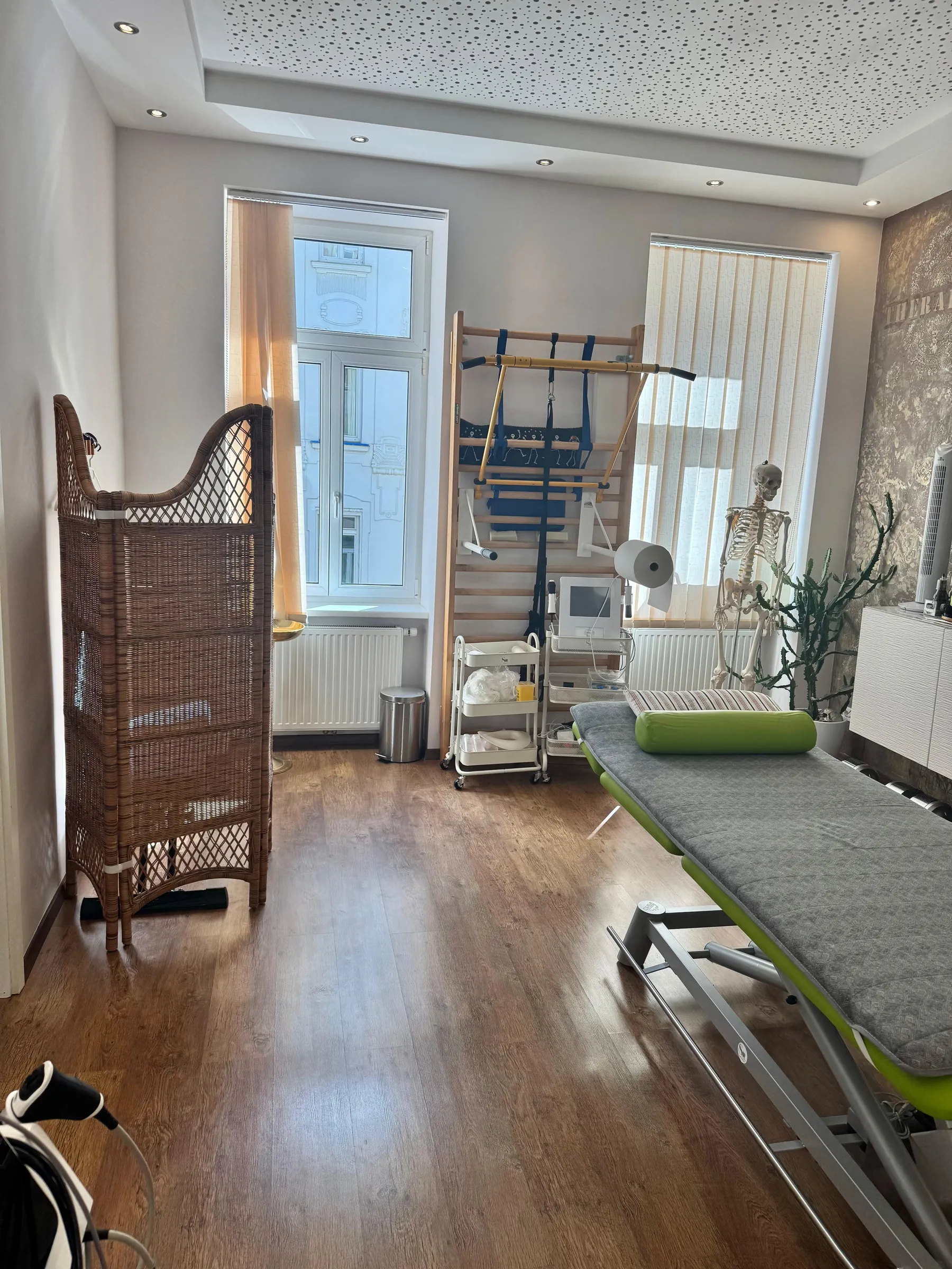 Aktueller Behandlungsraum mit Massageliege